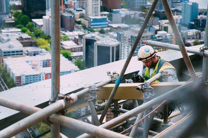 L’entretien ou la rénovation de votre charpente est nécessaire pour sa longévité. Une inspection une fois par an avant la saison froide est nécessaire.